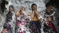 Banyu secara harafiah berarti air, sedangkan Pinaruh berarti ilmu atau hikmah. Banyu Pinaruh berfungsi sebagai proses pemurnian, untuk membersihkan jiwa dan raga secara spiritual. Umat Hindu Bali percaya bahwa air mengalir ke seluruh tubuh, melambangkan pemberantasan kekuatan negatif dan gelap yang mungkin membayangi kehidupan seseorang. Agung Parameswara/Getty Images  