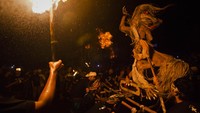 Bhuta Yajna, ritual ini diselenggarakan sehari sebelum Nyepi, untuk menyingkirkan elemen negatif dan menciptakan keseimbangan antara Tuhan, Manusia dan Alam. Masyarakat Bali membuat ogoh-ogoh selama dua bulan sebelum Nyepi. Ulet Ifansasti/Getty Images  