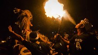 Ogoh-ogoh atau boneka raksasa itu ditandai untuk mewakili kejahatan yang dibuat dari bambu dan kertas. Saat matahari terbenam, pawai ogoh-ogoh dimulai dan masyarakat berjalan sambil memainkan musik gabungan dari kulkul atau lonceng tradisional Bali, klakson, gamelan dan tetabuhan. Pada malam hari, ogoh-ogoh akan dibakar dalam suatu upacara pada puncak Ngrupuk. Ogoh-ogoh dilahap api adalah gambaran pemusnahan roh jahat. Tak hanya itu, umat juga melakukan tarian, minum, dan pesta hingga mauk untuk mengusir roh jahat yang ada di Pulau Bali. Ulet Ifansasti/Getty Images  