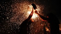 Para pemuda harus menyiapkan obor yang terbuat dari daun kelapa kering. Dengan bantuan pendeta, para pemuda tersebut menyalakan api dan melemparkannya. Kemudian berpencar menjadi dua kelompok, lagi-lagi mereka harus menyalakan obor dan saling adu lempar obor. Peperangan ini semakin seru ketika medan perang dipenuhi asap tebal dan percikan api. Banyak peserta yang mengalami luka bakar, tetapi tidak ada satupun dari mereka yang kesakitan dan balas dendam. Karena tujuannya adalah untuk membersihkan desa dari kejahatan dan keburukan.Putu Sayoga/Getty Images  