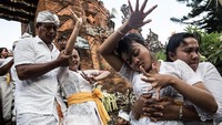 Terakhir ada Tradisi Ngerebong. Tradisi Ngerebong ini terbilang unik dan aneh karena semua warga akan mengalami kesurupan massal. Desa Pakeraman, Kesiman, Denpasar merupakan tempat dilakukannya tradisi ini. Pelaksanaannya setiap 8 hari setelah Kuningan. Agung Parameswara/Getty Images  