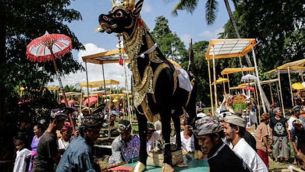 Mayoritas warga Hindu di pulau Bali melakukan upacara Ngaben saat orang meninggal, walaupun ada beberapa tidak melaksanakan upacara Ngaben seperti pada penduduk Bali Aga contohnya desa Tenganan dan Trunyan. Agung Parameswara/Getty Images Mayoritas warga Hindu di pulau Bali melakukan upacara Ngaben saat orang meninggal, walaupun ada beberapa tidak melaksanakan upacara Ngaben seperti pada penduduk Bali Aga contohnya desa Tenganan dan Trunyan. Agung Parameswara/Getty Images