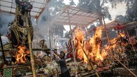 Saat upacara Ngaben, jasad atau tubuh orang meninggal bisa dikubur terlebih dahulu ataupun dikremasi langsung. Upacara Ngaben digelar adalah wujud bakti manusia dan kewajiban suci kepada leluhurnya atau orang yang telah meninggal. Tujuan upacara Ngaben mengembalikan unsur Panca Maha Bhuta dari tubuh kasar manusia ke asalnya dan badan halus (atma) yang telah meninggalkan lebih cepat mendapat penyucian dan kembali kesisi-Nya. Agung Parameswara/Getty Images  
