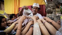 Istilah galungan berasal dari bahasa Jawa Kuno dan berarti ‘Menang’. Sesuai dengan asal namanya, upacara adat di Bali yang satu ini bertujuan merayakan kemenangan melawan kejahatan. Agung Parameswara/Getty Images  