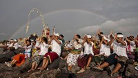 Upacara Melasti dilakukan setiap tahun sekali sebagai bagian dari rangkaian Hari Raya Nyepi di Bali, upacara Melasti bertujuan sebagai penyucian diri bagi penduduk pemeluk agama Hindu. Selama upacara adat di Bali yang diadakan tiga sampai empat hari menjelang Nyepi ini, para penduduk mendatangi beberapa sumber mata air sakral seperti danau, mata air, dan laut yang dipercaya menyimpan mata air kehidupan dan menyucikan diri dengan mengambil tirta amertha (keabadian). Ulet Ifansasti/Getty Images  