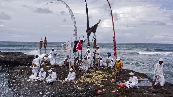 Pada saat upacara adat di Bali satu ini berlangsung, pemangku Hindu akan memercik air suci ke kepala setiap penduduk agar membersihkan semua kotoran dan hal buruk dalam tubuh sehingga jiwa dan raga kembali suci. Ulet Ifansasti/Getty Images Pada saat upacara adat di Bali satu ini berlangsung, pemangku Hindu akan memercik air suci ke kepala setiap penduduk agar membersihkan semua kotoran dan hal buruk dalam tubuh sehingga jiwa dan raga kembali suci. Ulet Ifansasti/Getty Images
