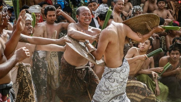 Upacara Mekare-kare atau dikenal juga dengan julukan “perang daun pandan” adalah ritual adat yang berasal dari Desa Tenganan. Upacara adat di Bali ini diperuntukan bagi penduduk pria dan menjadi ajang menunjukkan kemampuan mereka dalam bertarung menggunakan daun pandan berduri tajam. Putu Sayoga/Getty Images Upacara Mekare-kare atau dikenal juga dengan julukan “perang daun pandan” adalah ritual adat yang berasal dari Desa Tenganan. Upacara adat di Bali ini diperuntukan bagi penduduk pria dan menjadi ajang menunjukkan kemampuan mereka dalam bertarung menggunakan daun pandan berduri tajam. Putu Sayoga/Getty Images