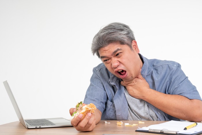 5 Cara Menolong Orang Tersedak Makanan 5 Cara Menolong Orang Tersedak Makanan