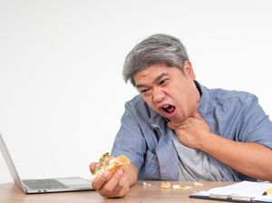 Penting! 5 Cara Menolong Orang Tersedak Makanan