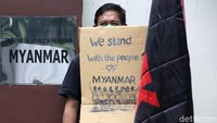 Mereka juga menuntut agar kudeta militer di Myanmar dihentikan dan menjamin hak sipil dan hak asasi manusia (HAM).