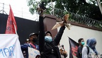 Usai membaca pernyataan sikap, aksi pun ditutup dengan pelepasan burung dara. 