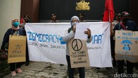 Koordinator JRMK Jakarta membacakan pernyataan sikap atas kudeta yang terjadi di Myanmar. Dia mengatakan LOCOA menuntut agar orang-orang yang ditangkap dibebaskan, kelompok junta militer Myanmar mengakui hasil Pemilu November 2020.