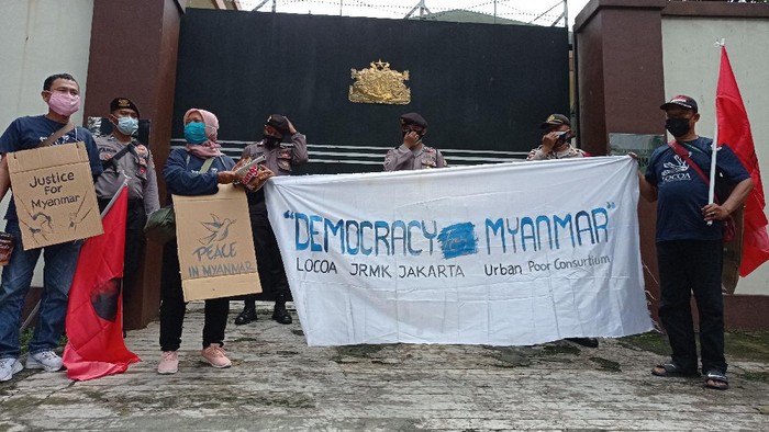 Aksi solidaritas di depan Kedubes Myanmar (Foto: Sachril/detikcom)