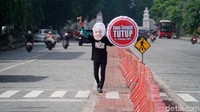 Aksi seorang diri ini mengundang perhatian para pengguna jalan didepan Balaikota Solo, dengan menenteng sebuah spanduk bertuliskan Jawa Tengah Tutup 6-7 Februari 2021.