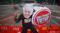 Merespon program Gubernur Jawa Tengah, Ganjar Pranowo, yakni 2 hari dirumah saja pada tanggal 6 dan 7 Februari 2021. Seorang warga Solo,  Yeyen Wahyono melakukan aksi teatrikal dititik nol Kota Solo Jumat (05/02/2021). 