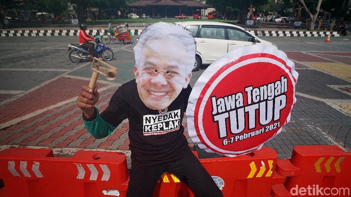 Aksi Teatrikal 'Jateng di Rumah Saja' Mejeng di Balai Kota Solo Seorang warga Solo melakukan aksi teatrikal soal 'Jateng di Rumah Saja'. Aksi tersebut dilakukan di depan Balai Kota Solo.
