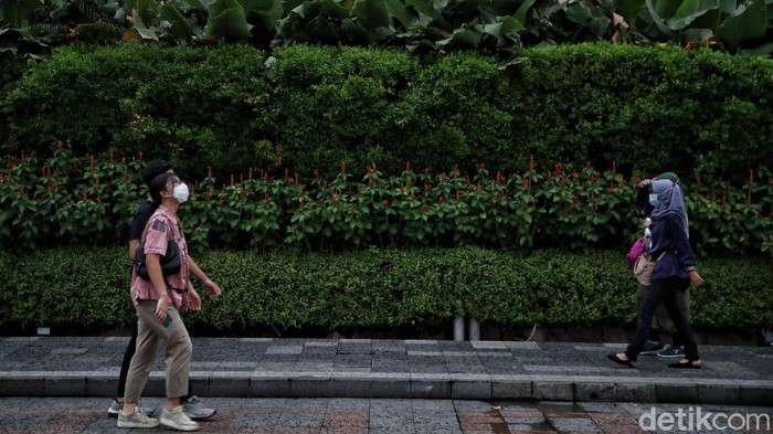 Gubernur DKI Jakarta Anies Baswedan menjawab soal usulan lockdown akhir pekan. Anies menekankan wilayah DKI Jakarta tidak akan menerapkan kebijakan tersebut