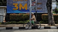 Anies juga mengimbau warga Jakarta tidak ke luar rumah di masa libur panjang. Dia meminta warga DKI Jakarta tetap di rumah.
