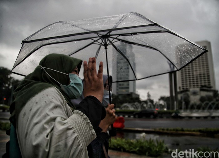 Gubernur DKI Jakarta Anies Baswedan menjawab soal usulan lockdown akhir pekan. Anies menekankan wilayah DKI Jakarta tidak akan menerapkan kebijakan tersebut