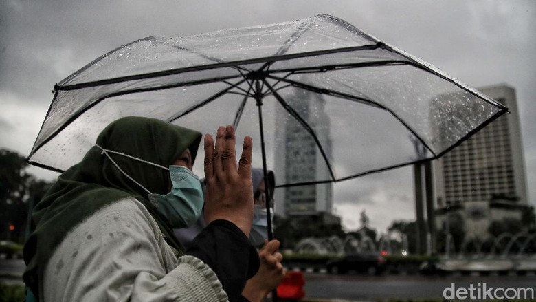 Aktivitas Ibu Kota di Tengah Isu Lockdown Akhir Pekan Gubernur DKI Jakarta Anies Baswedan menjawab soal usulan lockdown akhir pekan. Anies menekankan wilayah DKI Jakarta tidak akan menerapkan kebijakan tersebut