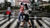 Sejumlah warga beraktivitas di kawasan Jakarta, Jumat (5/2).