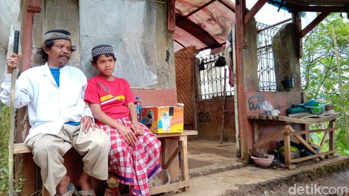 Ayah dan anak di Cianjur ini tinggal di pos jaga pemakaman