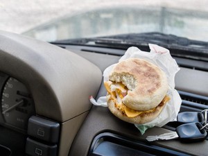 Bahaya Meninggalkan Makanan di Dalam Mobil, Jangan Dilakukan Lagi!