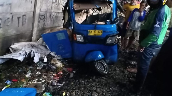 Bajaj ringsek tertabrak KRL (Dok istimewa)
