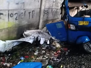 Bajaj Ringsek Tertabrak KRL di Duri Kosambi Jakbar, Sopir Luka-luka