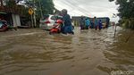 Banjir di Jalan Kudus-Purwodadi Bikin Banyak Motor Mogok