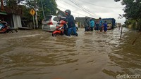 Pantau di lokasi, banjir menggenangi jalan Kudus-Purwodadi di Desa Tanjung, Karang Kecamatan Jati, Kudus, sepanjang 150 meter, Jumat (5/2/2021), pukul 15.30 WIB. Ketinggian genangan air mencapai 50 cm.