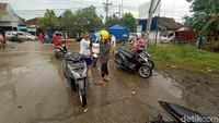 Terlihat banyak kendaraan terutama sepeda motor yang nekat menerobos genangan banjir. Akibatnya banyak juga kendaraan sepeda motor yang mogok. Arus lalu lintas pun terlihat macet. Tampak tidak ada petugas kepolisian di lokasi.