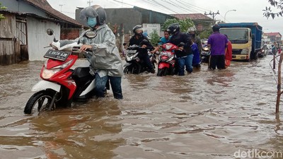 Banjir di Jalan Kudus-Purwodadi Bikin Banyak Motor Mogok