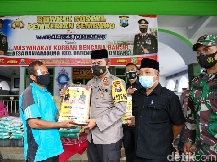 Bantuan disalurkan untuk korban banjir bandang yang menerjang Dusun Banjaragung dan Banjarjo di Desa Banjaragung, Kecamatan Bareng. Selain sembako, masker dan obat-obatan, polisi juga mengirim bantuan 20 kompor gas agar para korban bisa memasak.