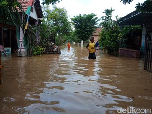 Banjir Setinggi Lebih 1 Meter Kepung 4 Desa di Jombang, Ratusan Warga Mengungsi
