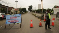 Banjir yang merendam rumah warga bahkan mencapai ketinggian 1,5 meter.