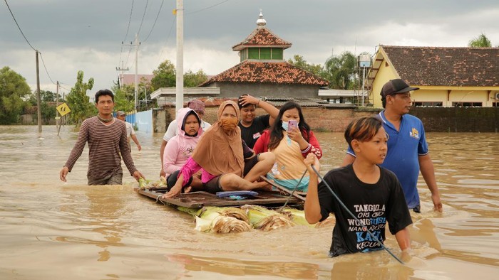 BANJIR MERENDAM JOMBANG Warga mengevakuasi wanita lanjut usia saat banjir menggenangi Dusun Manisrenggo, Desa Gondangmanis, Kecamatan Bandar Kedungmulyo, Kabupaten Jombang, Jawa Timur, Jumat (5/2/2021). Banjir yang disebabkan meluapnya Sungai Konto dan Gude tersebut mengakibatkan tujuh Dusun di empat Desa Kecamatan Bandar Kedungmulyo tergenang banjir dengan ketinggian air mencapai 1,5 meter. ANTARA FOTO/Syaiful Arif/aww.
