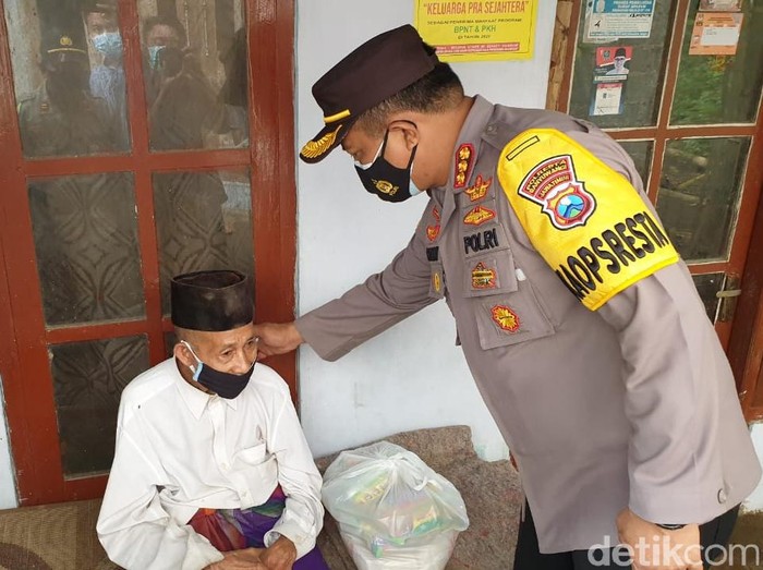 Polisi Banyuwangi memantau langsung warga yang terdampak erupsi Gunung Raung