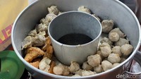 Letaknya persis di depan sekolah SMAN 3 Jakarta. Ada gerobak Bakso Malang Setiabudi, yang selalu diantre pembeli. Bakso Malang ini bisa jadi pilihan untuk jajan murah yang mengenyangkan. Foto: detikFood