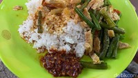 Di sini bisa pesan nasi putih dengan lauk sayur tumis dan sambal. Harganya hanya Rp 7.000 saja. Porsi nasi dan sayurnya juga banyak. Ditambah dengan kuah semur hingga kuah gulai ayam yang gratis. Foto: detikFood