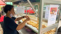 Sambil keliling cari makanan dan jajanan yang murah. Bisa ngemil molen dan onde-onde mini yang enak. Di Onde-onde Al Hidayah, bisa jajan onde dan molen mini seharga Rp 5.000 saja. Foto: detikFood
