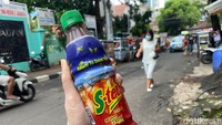 Agar lebih murah, untuk minum bisa diakali dengan beli minuman teh botolan di warung seharga Rp 3.000 saja. Foto: detikFood