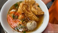 Satu porsi bakso Malang isi 6, harganya sekitar Rp 10.000 saja. Sudah bisa pilih bakso polos, kerupuk goreng, bakso goreng, siomay, bakso tahu, pangsit rebus dan lainnya. Foto: detikFood