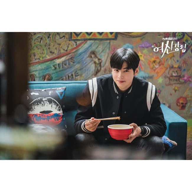 Cha Eun Woo pun tak kalah melempar senyum manisnya saat makan mie. Foto: Instagram/@tvndrama.official