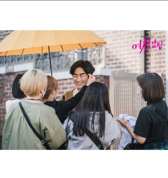 Di waktu yang sama tvN pun mengunggah foto-foto behind the scenes True Beauty di Instagram. Ada momen manis maupun lucu yang berhasil diabadikan. Foto: Instagram/@tvndrama.official
