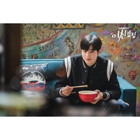 Cha Eun Woo pun tak kalah melempar senyum manisnya saat makan mie. Foto: Instagram/@tvndrama.official
