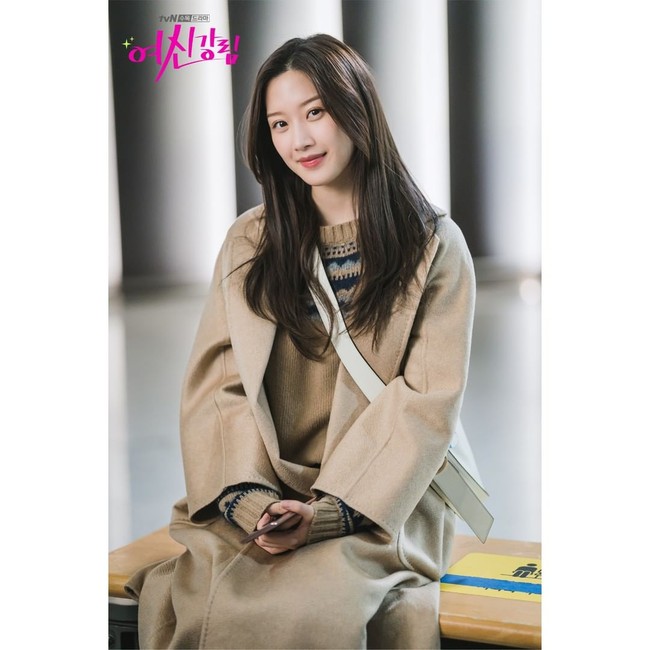 Moon Ga Young dinilai sukses memerankan karakter Jukyung yang kocak, berkepribadian hangat sekaligus lugu. Foto: Instagram/@tvndrama.official