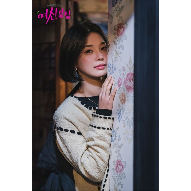 Kalau ini sosok kakak Jukyung yang cantik sekaligus keren, Im Hee Kyun. Karakternya diperankan oleh aktris Lim Se Mi.  Foto: Instagram/@tvndrama.official