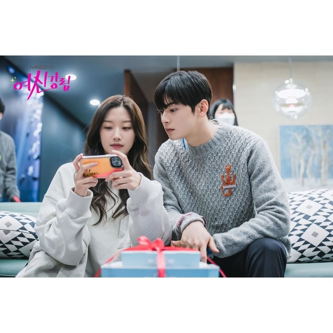 Kebersamaan Moon Ga Young (pemeran Jukyung) dan Cha Eun Woo (pemeran Suho) di lokasi syuting. Sedang nonton apa ya kira-kira? Foto: Instagram/@tvndrama.official