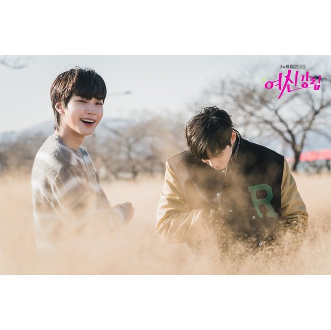 Dua pria tampan, Hwang In Yeop (pemeran Suho) dan Cha Eun Woo yang bikin hati penonton oleng sepanjang episode. Keduanya punya pesona ketampanan sendiri. Foto: Instagram/@tvndrama.official